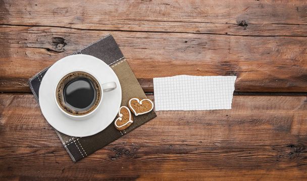 Copo de café e livro de notas em mesa de madeira
 - Foto, Imagem