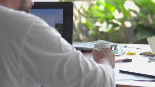 Empresário trabalhando ao ar livre com laptop e pensamento ideia
 - Filmagem, Vídeo
