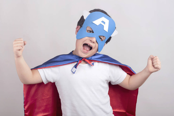 Dziecko przebrane za superbohatera - Zdjęcie, obraz