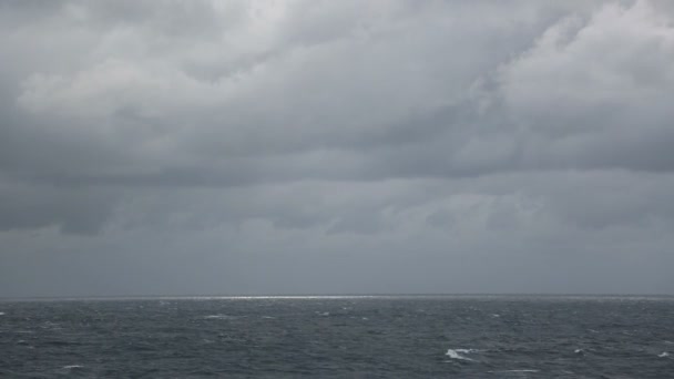 bulutlu gökyüzü ve fırtınalı denizde - Video, Çekim