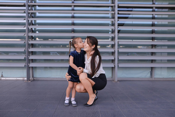 Krásná moderní dívka, mladá matka, podnikatelka podřepl dow - Fotografie, Obrázek