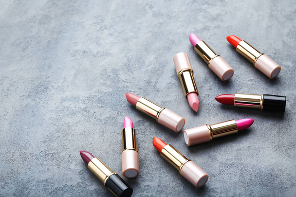 lipsticks on grey table - Foto, afbeelding