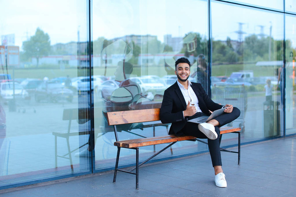 Cool chico árabe hombre utiliza portátil centro de negocios
 - Foto, Imagen