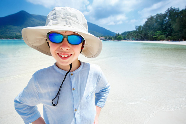 Милый мальчик на пляже Малибу на острове Панган, Таиланд
 - Фото, изображение