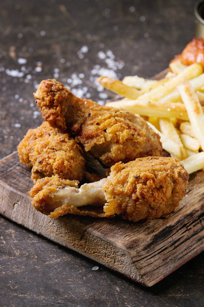 Crispy chicken legs and french fries - Fotografie, Obrázek