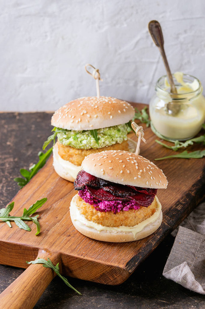 Vegan burgers with avocado, beetroot and sauce - Foto, Bild