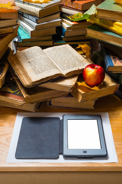 eBook elma ve açık eski kitap - Fotoğraf, Görsel