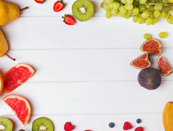 Frutas y bayas en la mesa blanca
 - Foto, imagen