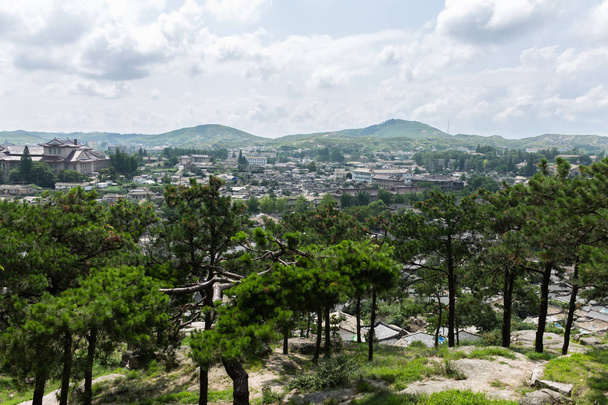 vista de la ciudad de Kaesong, Corea del Norte
 - Foto, imagen