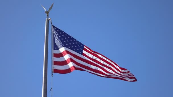 Видео развевающегося на ветру флага США в 4К
 - Кадры, видео