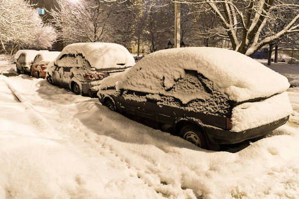 Car covered fresh white snow - Fotoğraf, Görsel