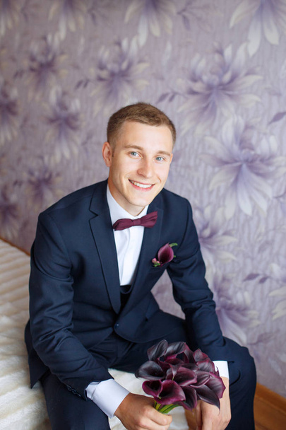 Gorgeous smiling groom. andsome groom at wedding tuxedo smiling and waiting for bride.Elegant man in black costume and bow-tie. - Foto, imagen