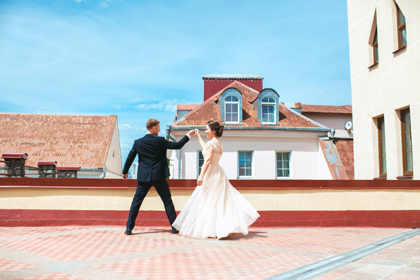 first wedding dance.wedding couple dances  on the roof.  - Zdjęcie, obraz