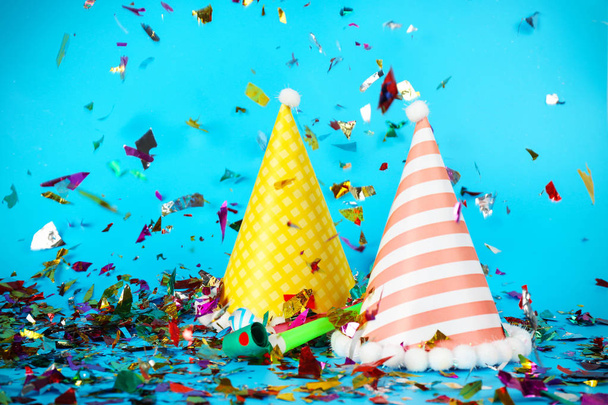 Sombreros de fiesta con confeti colorido
 - Foto, Imagen