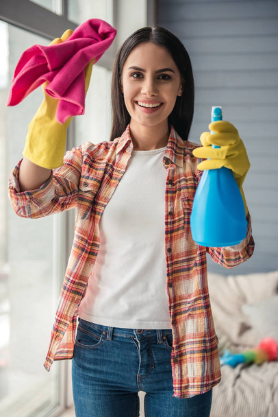 Piękna kobieta sprzątanie domów - Zdjęcie, obraz