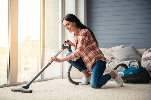 Beautiful woman cleaning house - Фото, изображение