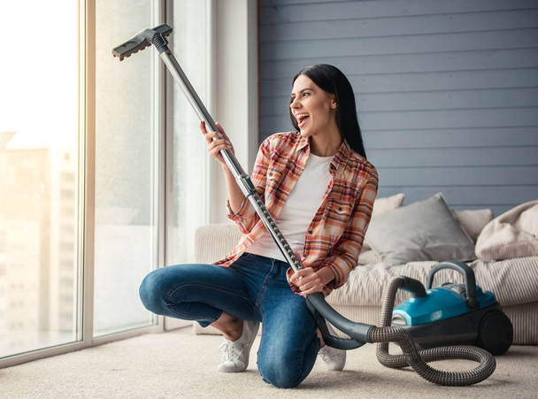 Beautiful woman cleaning house - Foto, afbeelding