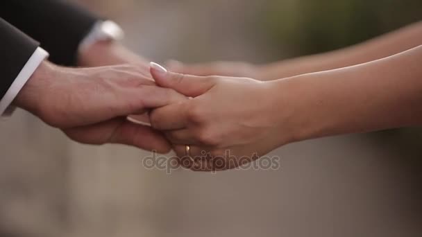 結婚式の日に新郎新婦の指に結婚指輪を置きます。花嫁は新郎の指にリングを置きます - 映像、動画