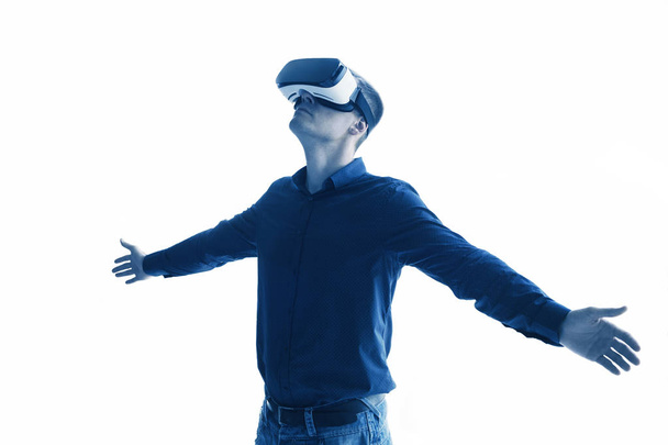 A férfi a virtuális valóság szemüveg. Jövőbeni technológia koncepció. A modern képalkotó technológia. - Fotó, kép