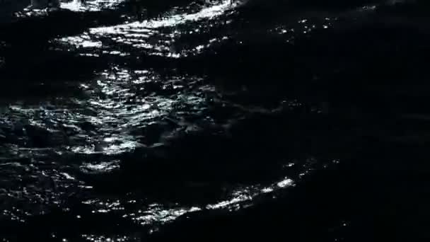 olas oceánicas en la noche y reflejo en el agua
 - Metraje, vídeo