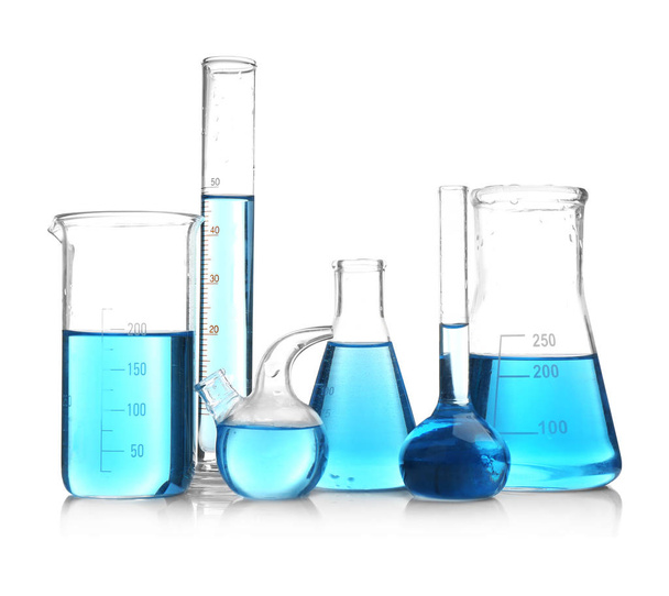 Artículos de vidrio de laboratorio con muestras azules
 - Foto, imagen