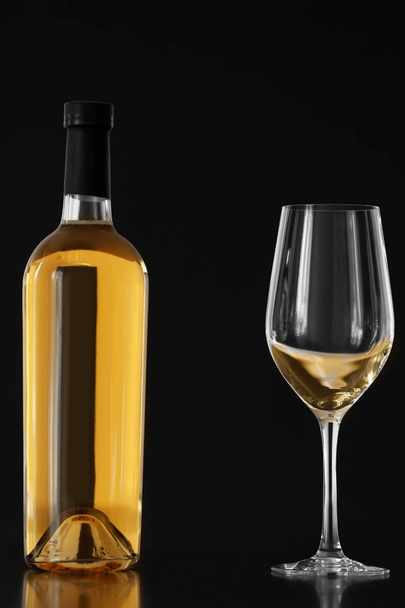 Bottle of white wine and glass - Фото, зображення