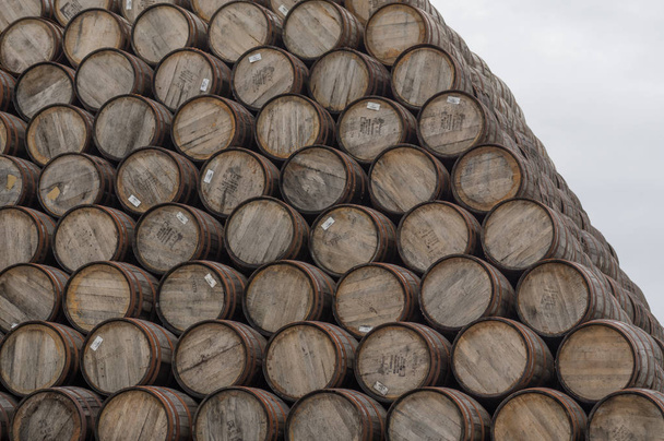 gran pila de barriles de whisky
 - Foto, Imagen