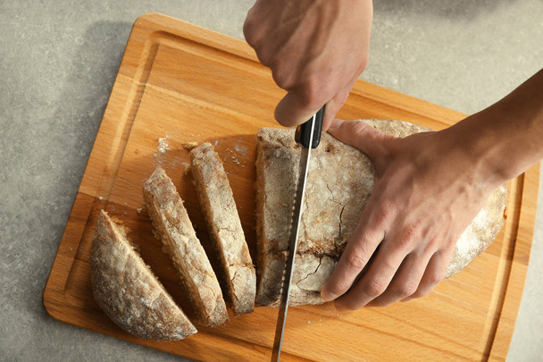 hands cutting homemade bread - Zdjęcie, obraz