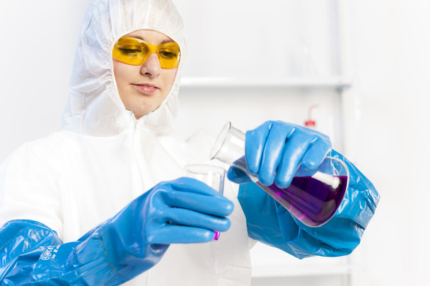 Jeune femme portant un manteau de protection en laboratoire
 - Photo, image