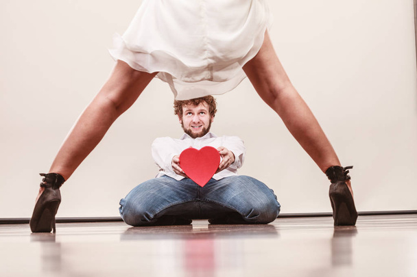 Man with heart shaped gift box for woman. - Φωτογραφία, εικόνα