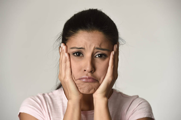 молода красива іспаномовна сумна жінка серйозна і стурбована депресією обличчя
 - Фото, зображення