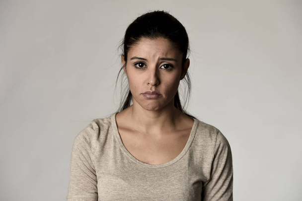 молода красива іспаномовна сумна жінка серйозна і стурбована депресією обличчя
 - Фото, зображення