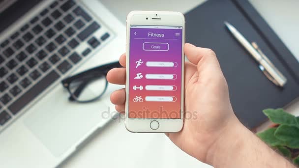 Verificando metas de fitness no aplicativo esportivo no smartphone
 - Filmagem, Vídeo