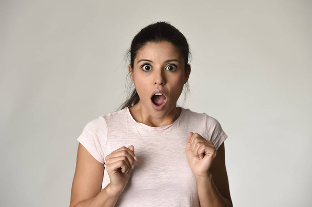 jovem bela hispânica mulher surpreso espantado em choque e surpresa com a boca grande aberto
 - Foto, Imagem