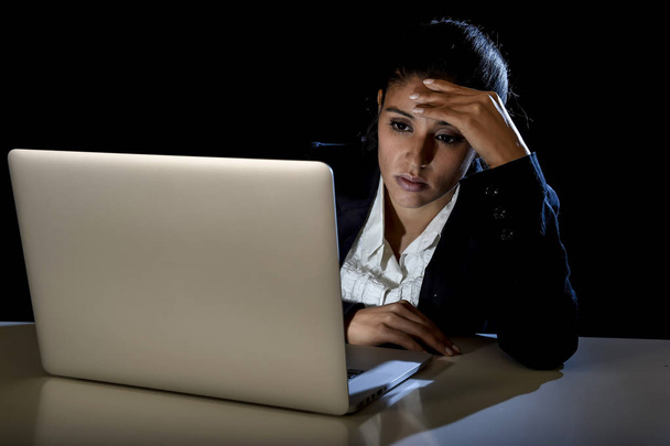 jovem mulher de negócios ou estudante menina trabalhando na escuridão no computador portátil tarde da noite olhando concentrado
 - Foto, Imagem
