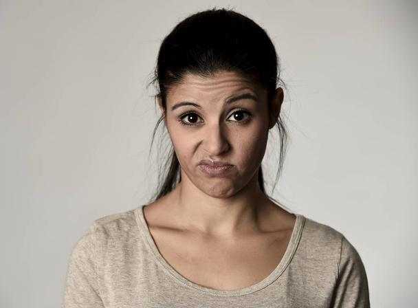 piękny arogancki i nastrojowy hiszpanin kobieta pokazano negatywne uczucia i pogardą wyraz twarzy - Zdjęcie, obraz