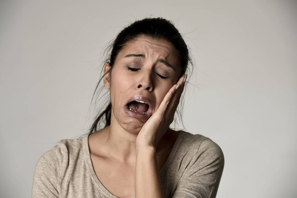 hispanique triste femme grave et préoccupé pleurer désespéré exagérant sur le sentiment déprimé
 - Photo, image