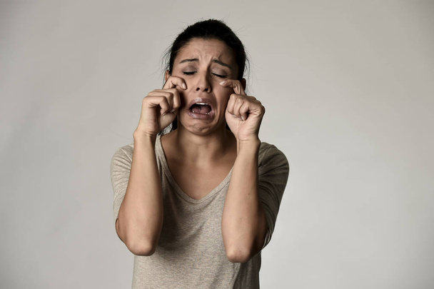 іспанська сумна жінка серйозна і стурбована плачем відчайдушно переживаючи почуття депресії
 - Фото, зображення