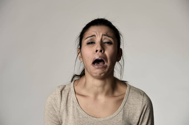 Ισπανικά λυπημένη γυναίκα σοβαρή και οικείο κλαίει απελπισμένη overacting στο αίσθημα κατάθλιψης - Φωτογραφία, εικόνα