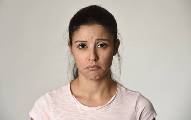 молодая красивая латиноамериканка грустная женщина серьезная и обеспокоенная депрессивным выражением лица
 - Фото, изображение