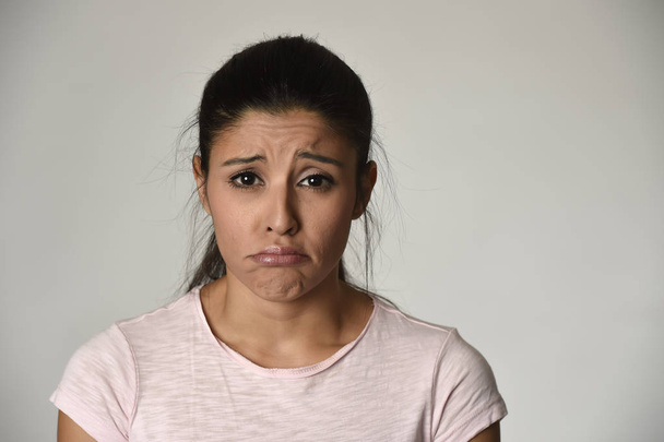 genç güzel İspanyol üzgün kadın ciddi ve endişe endişeli depresif yüz ifadesi - Fotoğraf, Görsel
