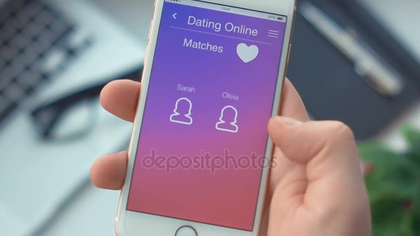 Sprawdzanie nowych wiadomości na randki aplikacji na smartfonie - Materiał filmowy, wideo