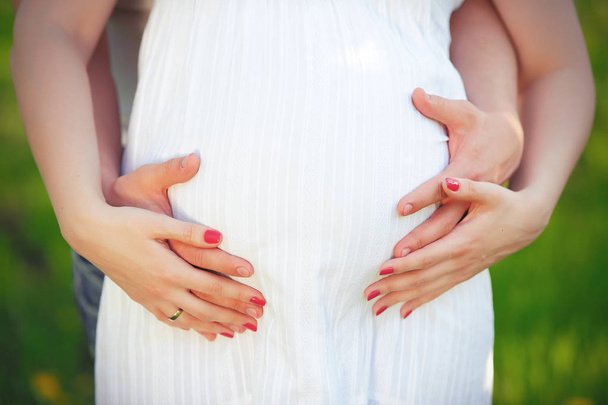 Giovane coppia incinta
 - Foto, immagini