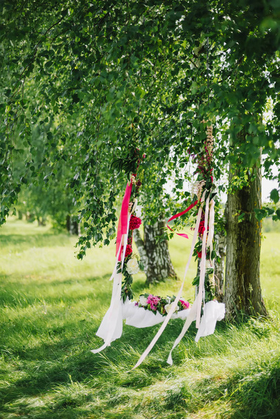 balanço decorado com flores para o romance no amor no verão
 - Foto, Imagem
