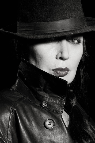 Siyah palto ve şapka giymiş şık moda kadın  - Fotoğraf, Görsel