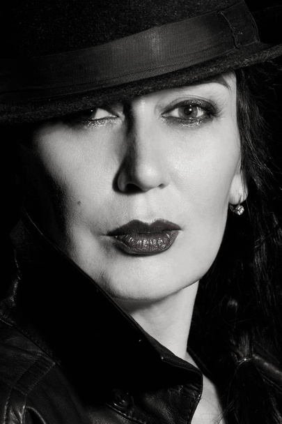 Siyah palto ve şapka giymiş şık moda kadın  - Fotoğraf, Görsel