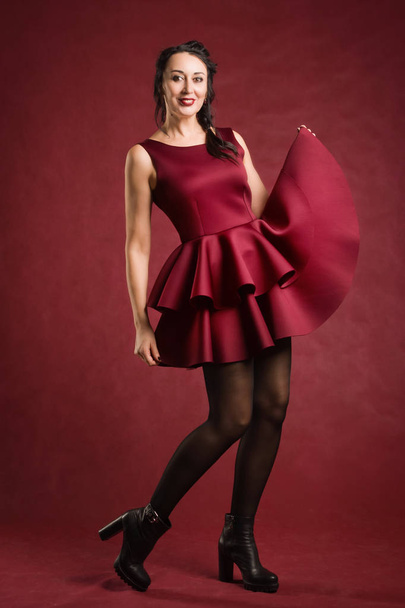 Красивая женщина в красном платье в винтажном интерьере
 - Фото, изображение