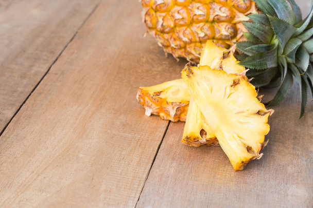 Fette di ananas sul tavolo di legno
 - Foto, immagini