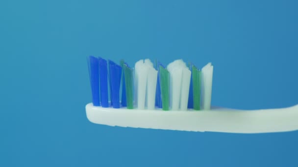 πιέζονται επάνω μια οδοντόβουρτσα οδοντόκρεμα - Πλάνα, βίντεο