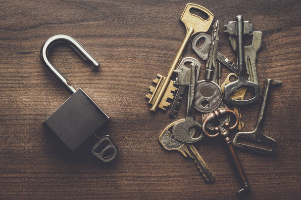 opened check-lock and different keys concept - Φωτογραφία, εικόνα
